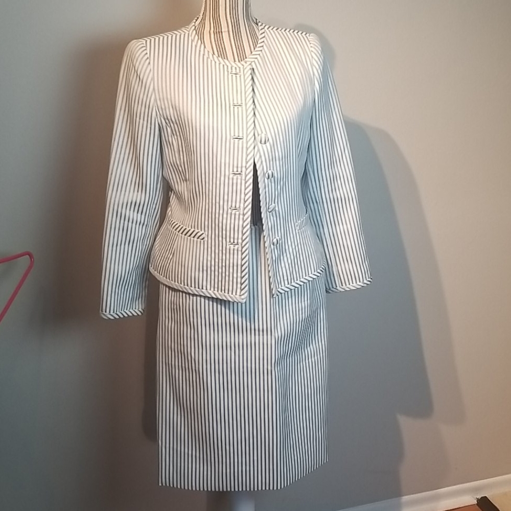 Skirt suit